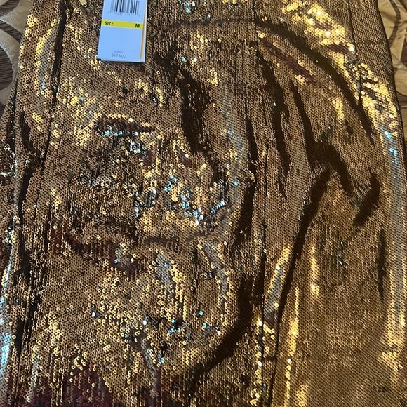 Sequined skirt with back split. - Picture 3 of 3